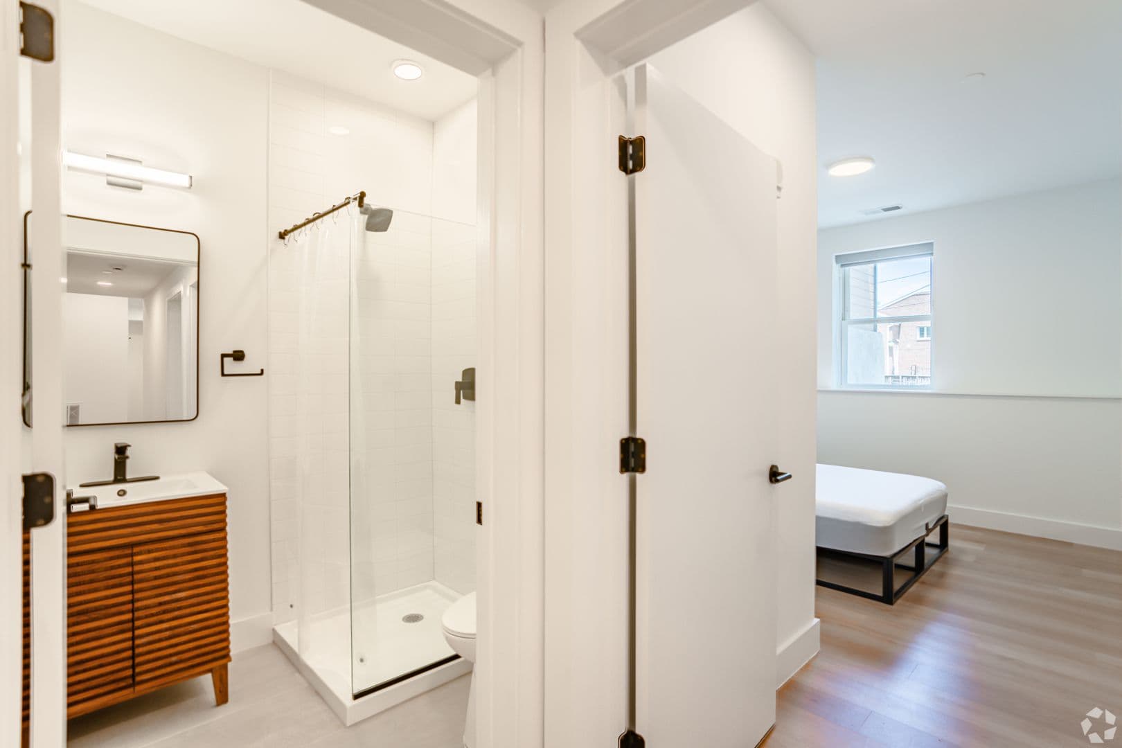Washington Apartment: 1036 Newton St NE