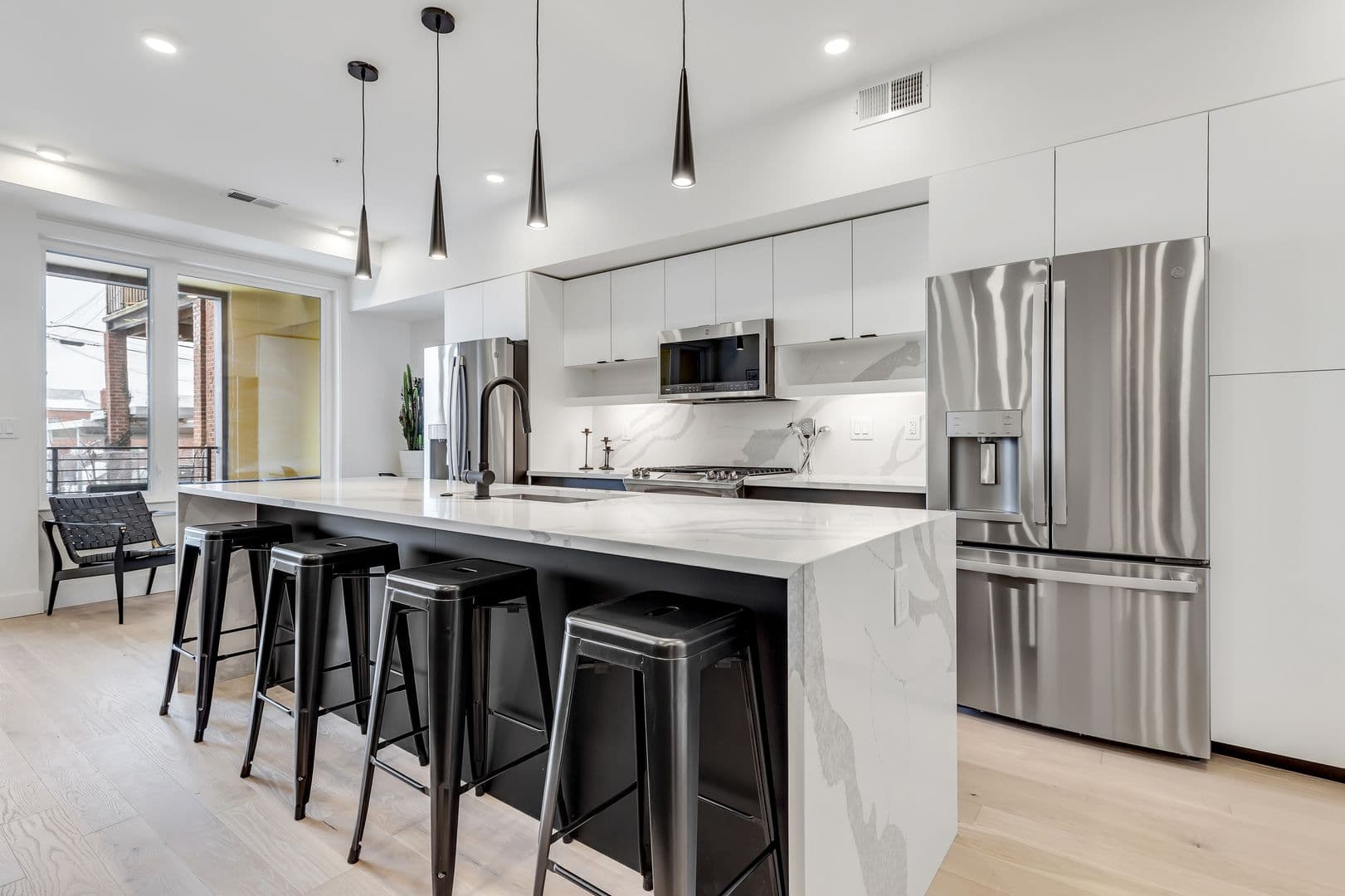 Washington Apartment: 331 15th St NE