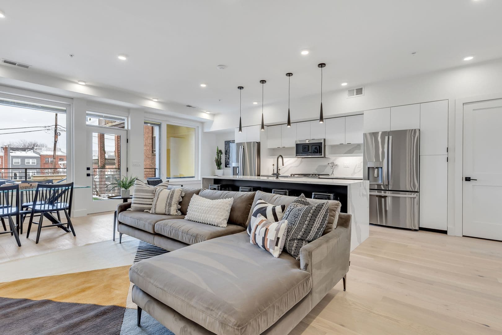 Washington Apartment: 331 15th St NE