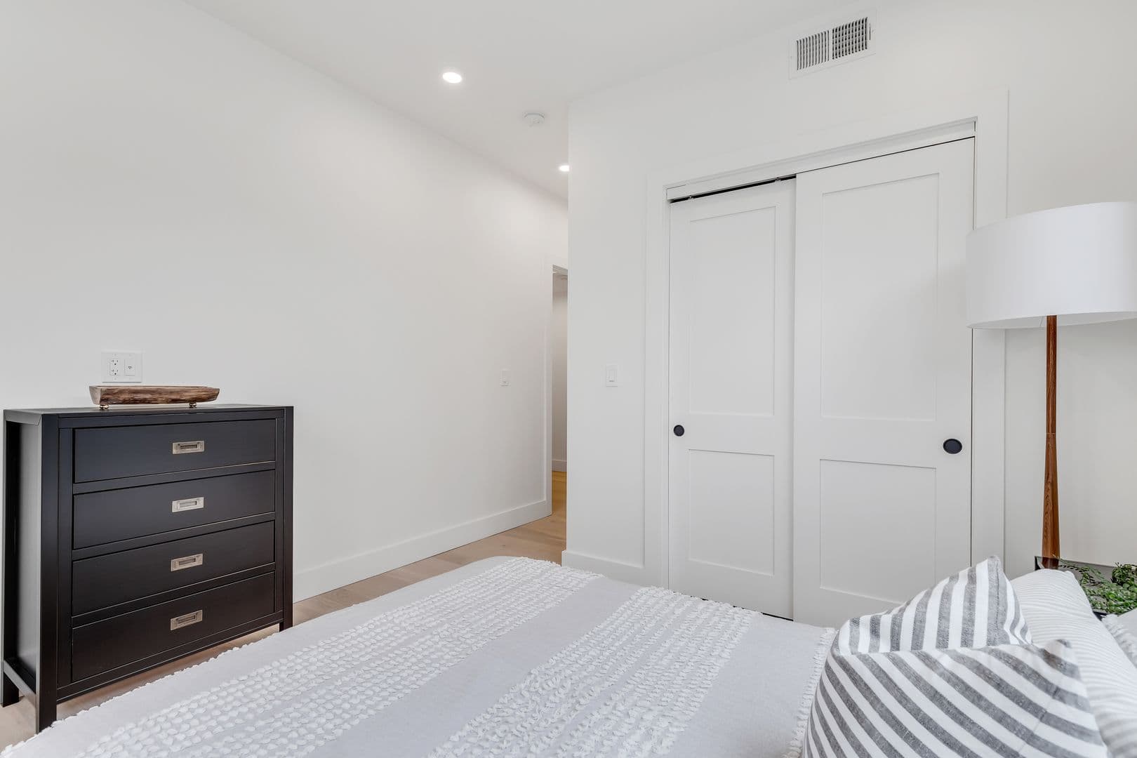 Washington Apartment: 331 15th St NE