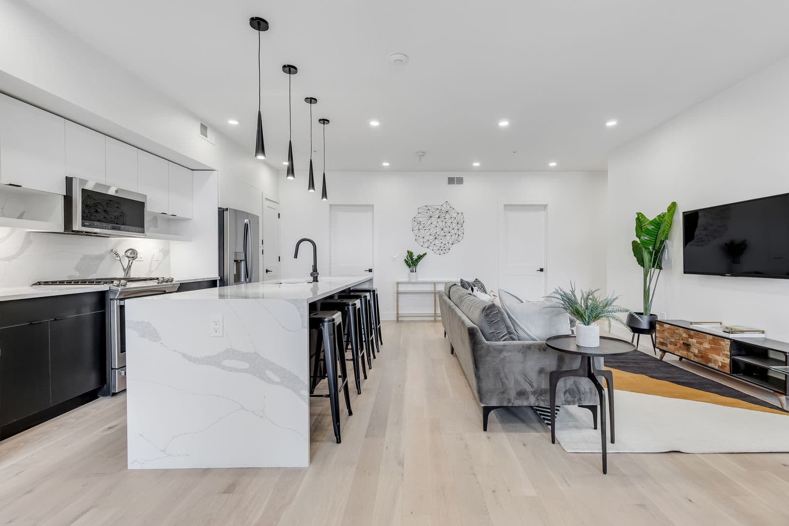 Washington Apartment: 331 15th St NE