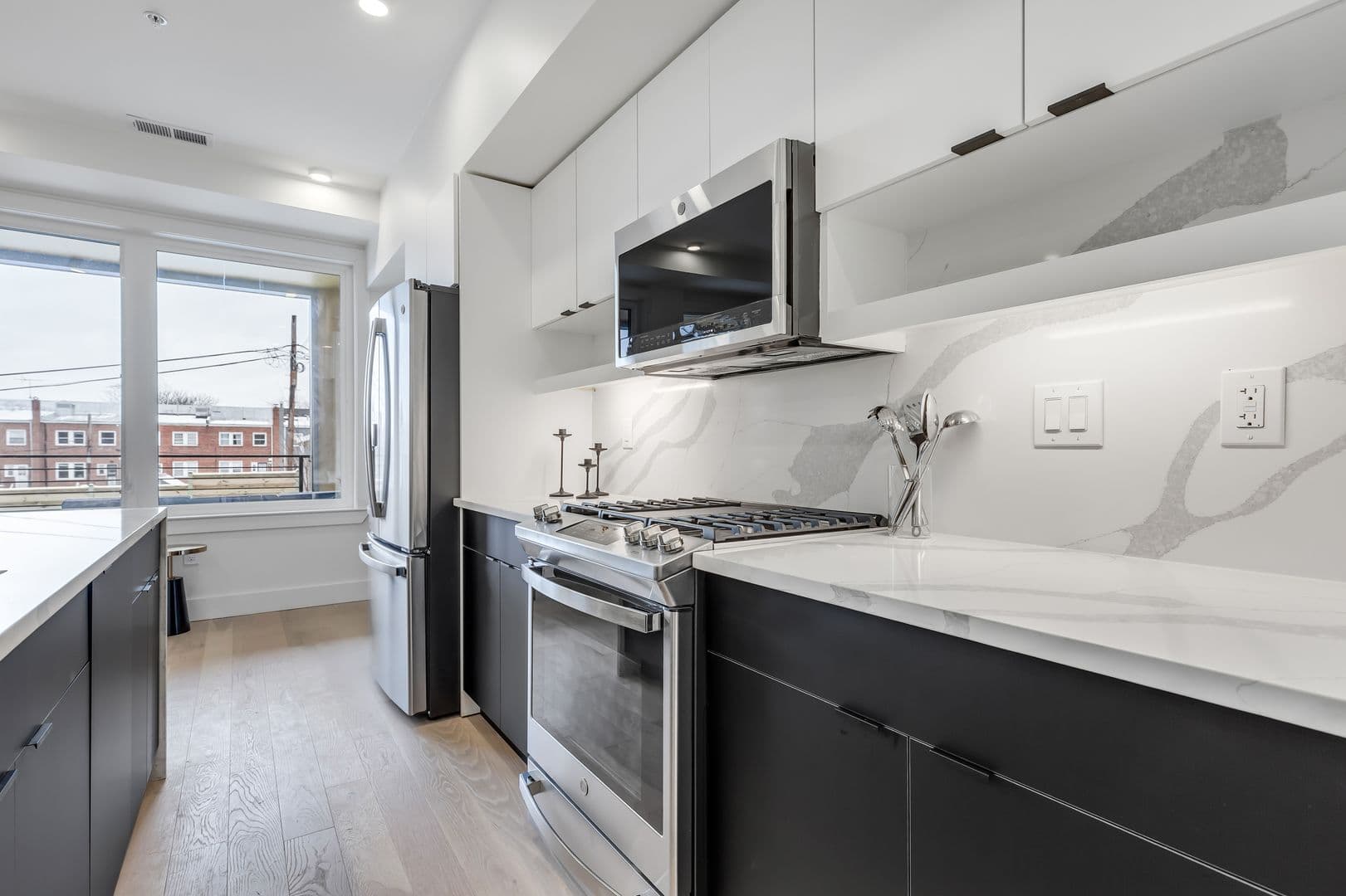 Washington Apartment: 331 15th St NE