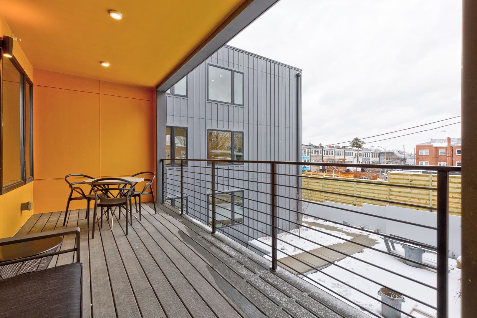 Washington Apartment: 331 15th St NE