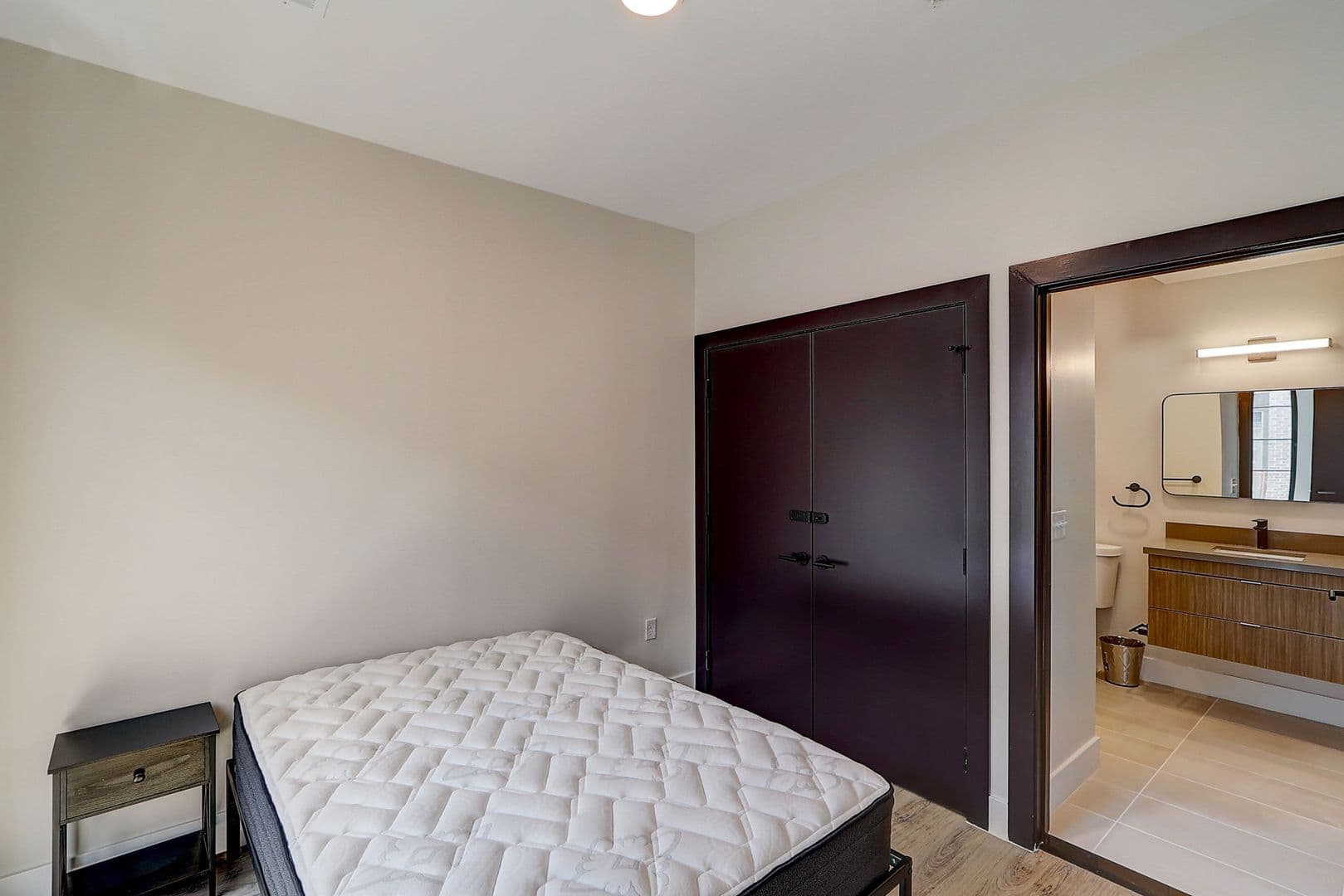 Washington Apartment: 225 Vine St NW