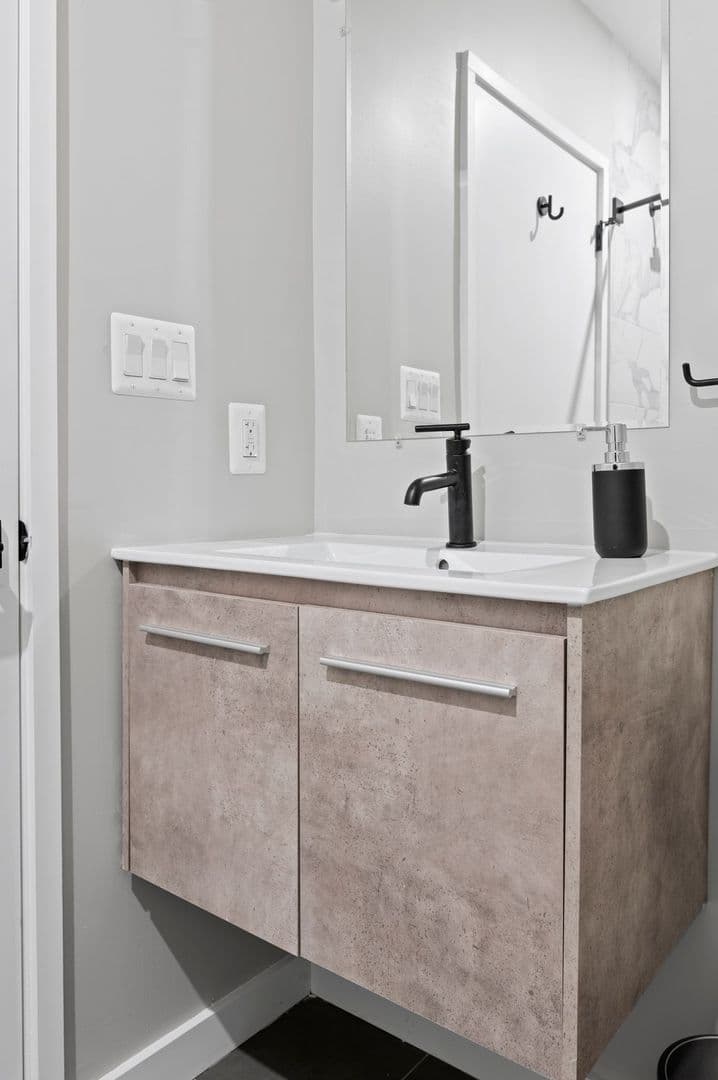 Washington Apartment: 910-912 Euclid ST NW