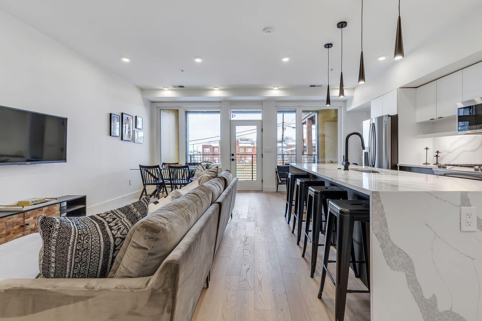 Washington Apartment: 331 15th St NE