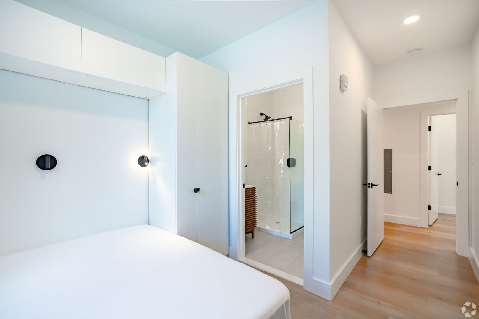 Washington Apartment: 1036 Newton St NE