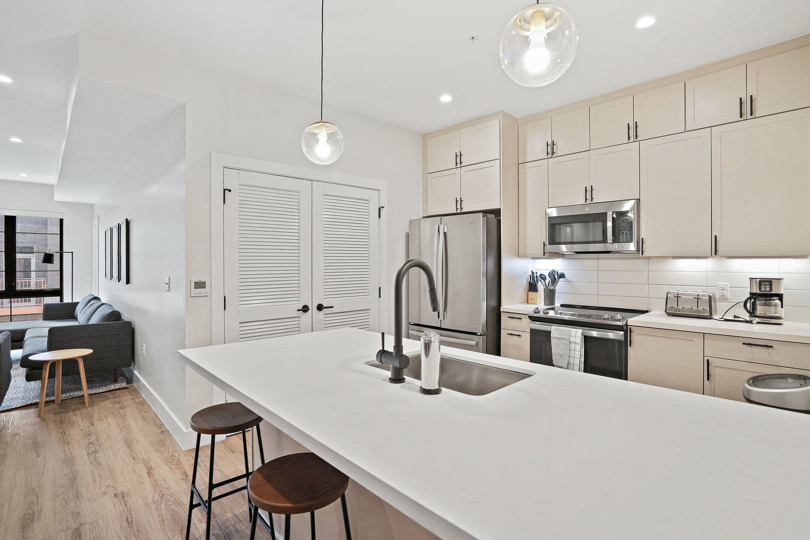 Washington Apartment: 225 Vine St NW