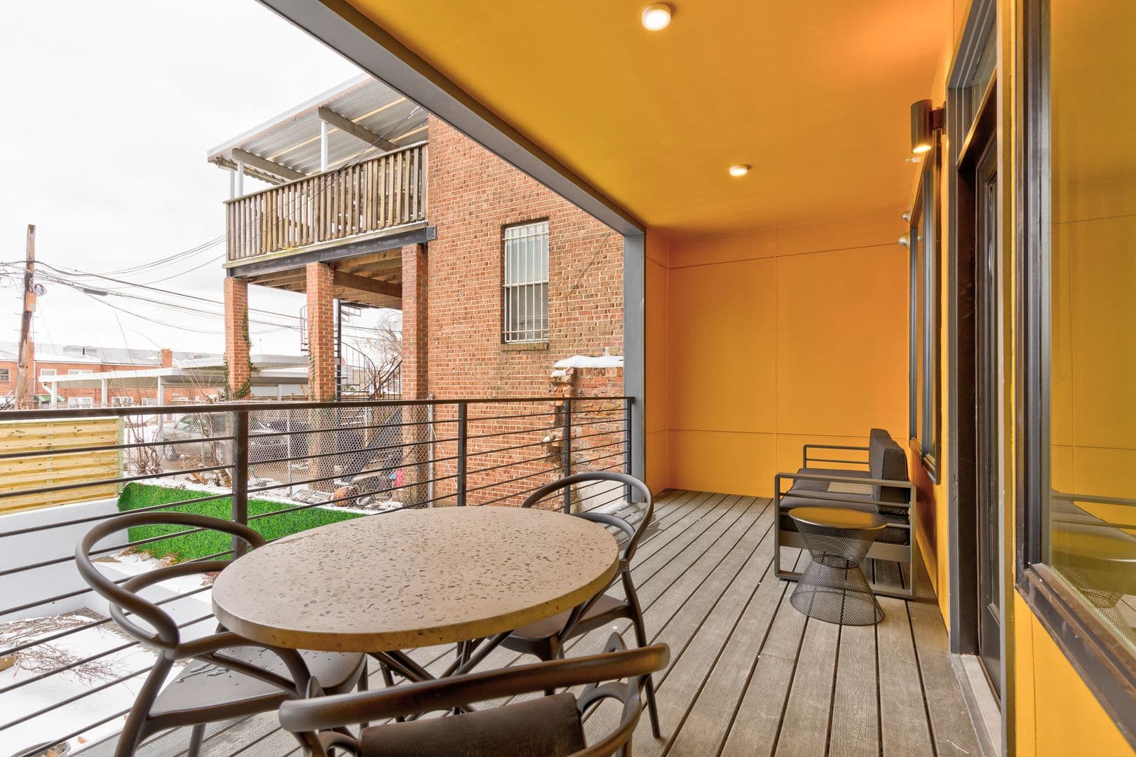 Washington Apartment: 331 15th St NE