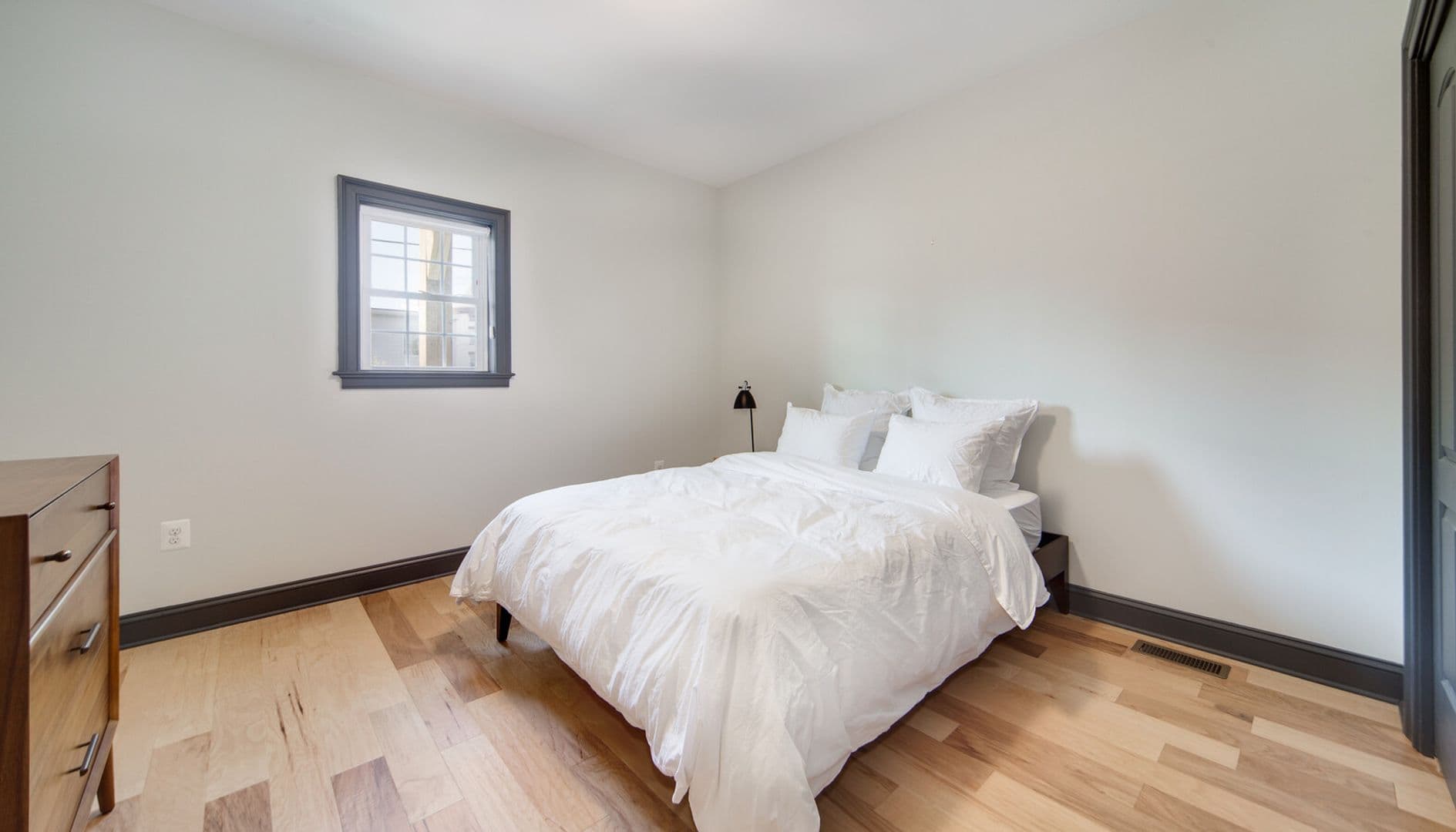 Washington Apartment: 410-412 Richardson PL NW