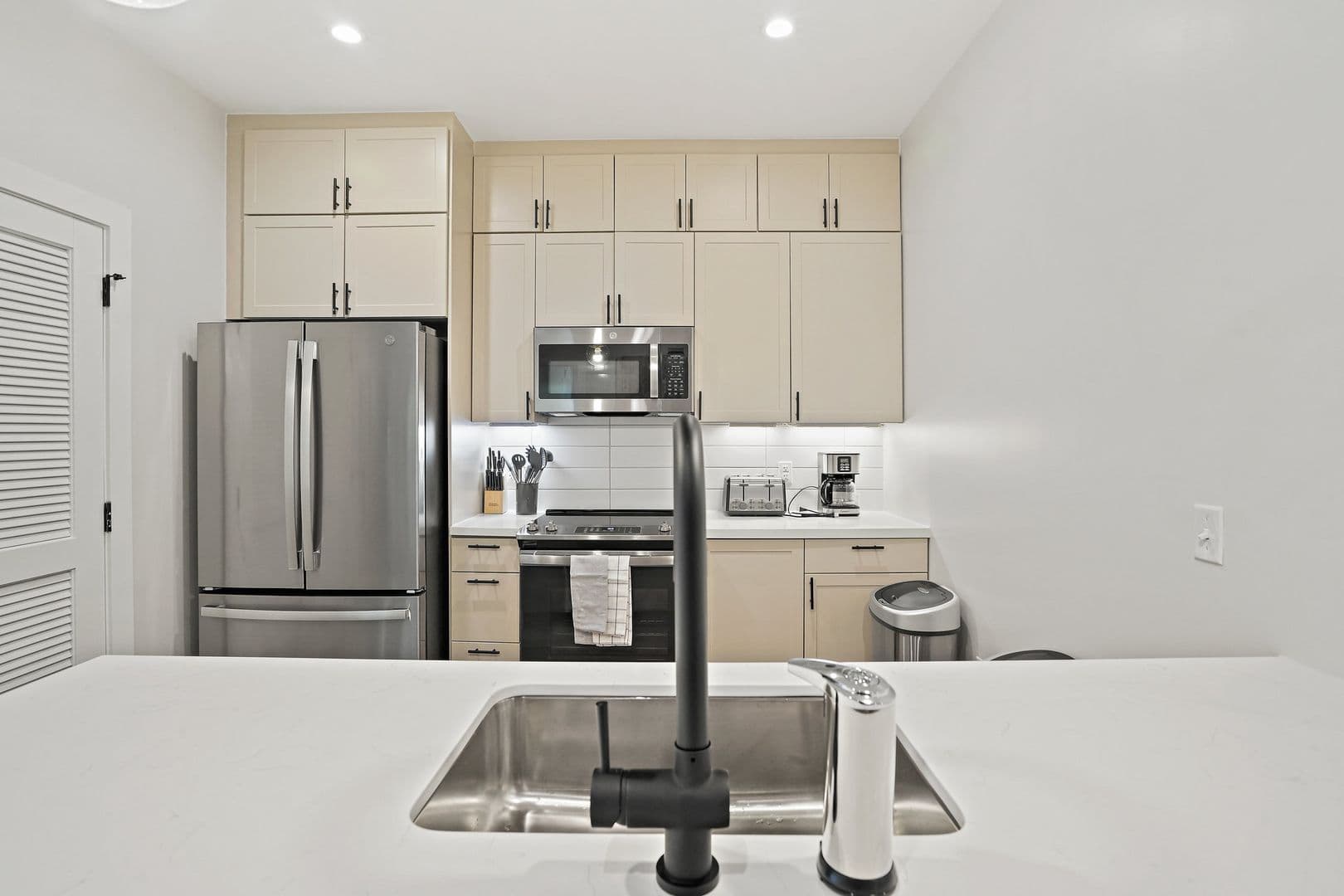 Washington Apartment: 225 Vine St NW