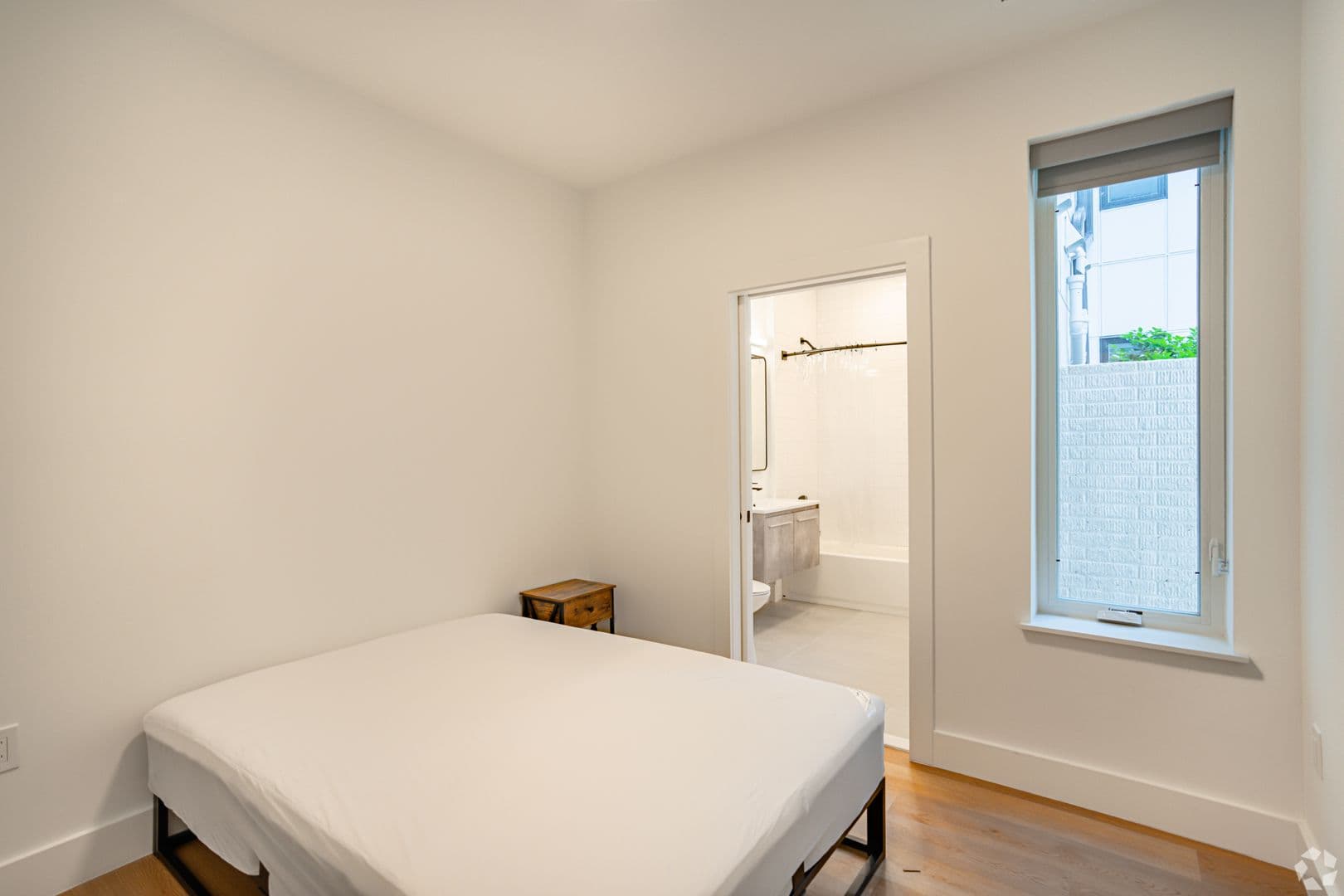 Washington Apartment: 1036 Newton St NE