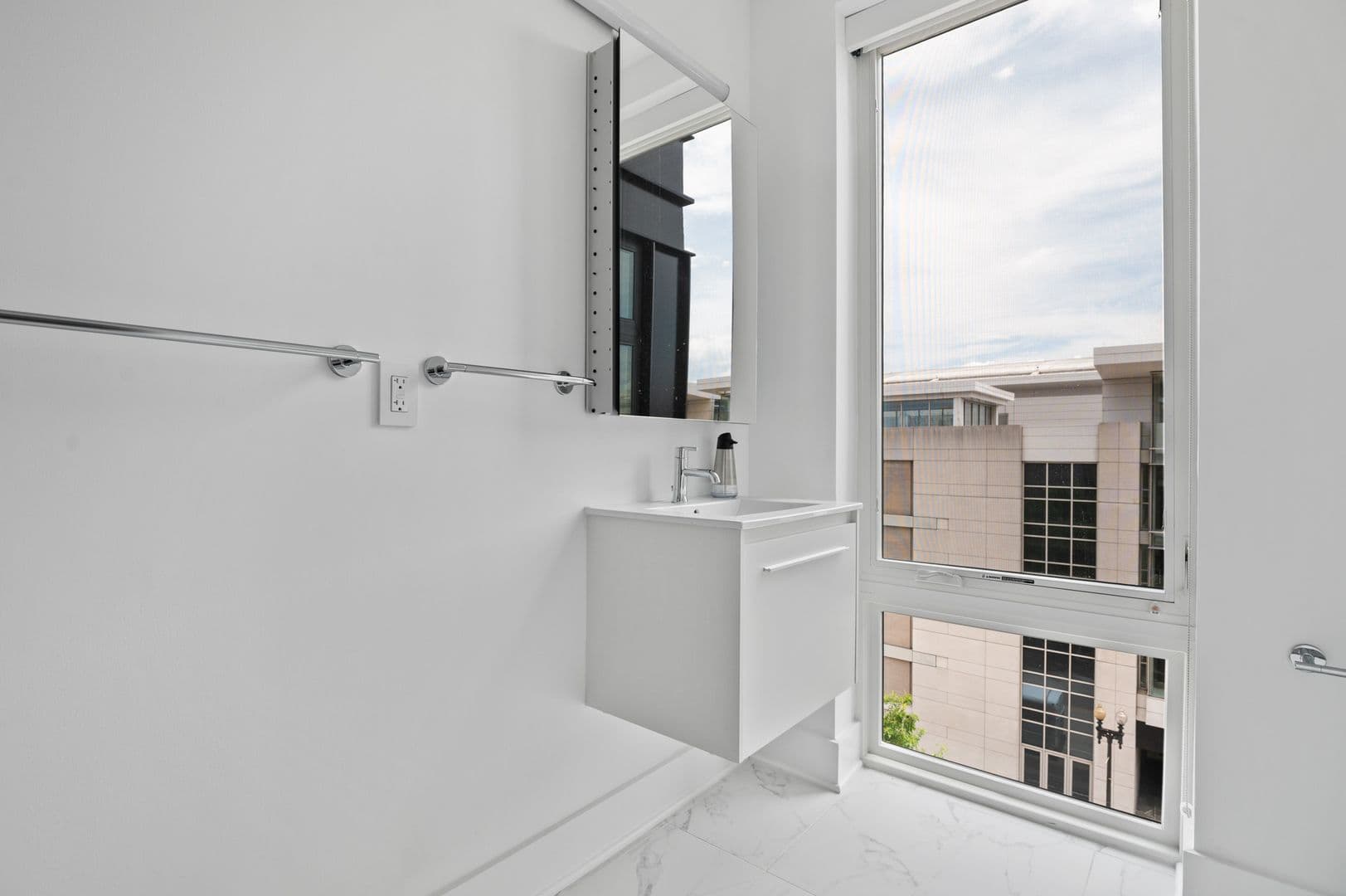 Washington Apartment: 1126 9th St NW