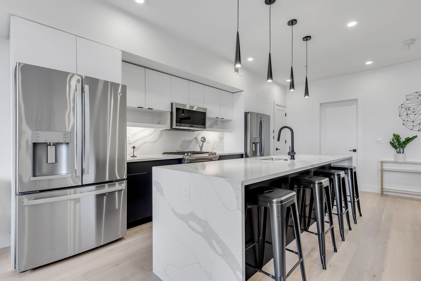 Washington Apartment: 331 15th St NE