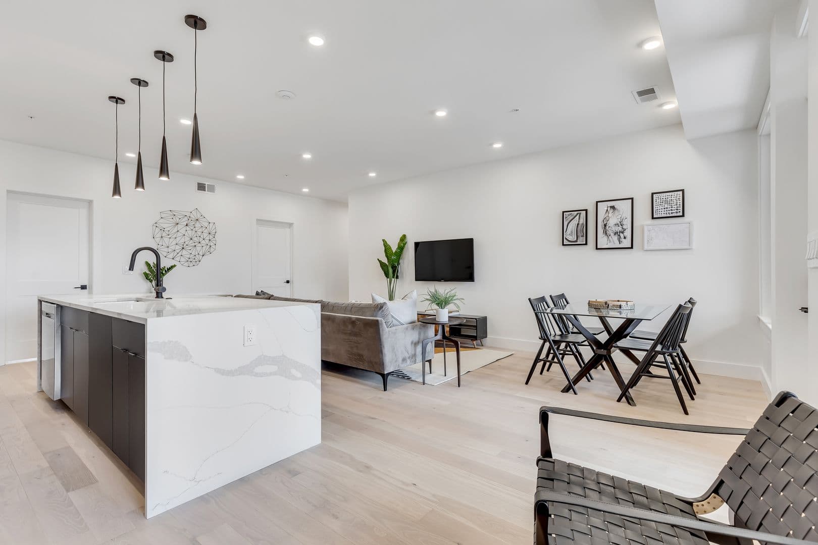 Washington Apartment: 331 15th St NE