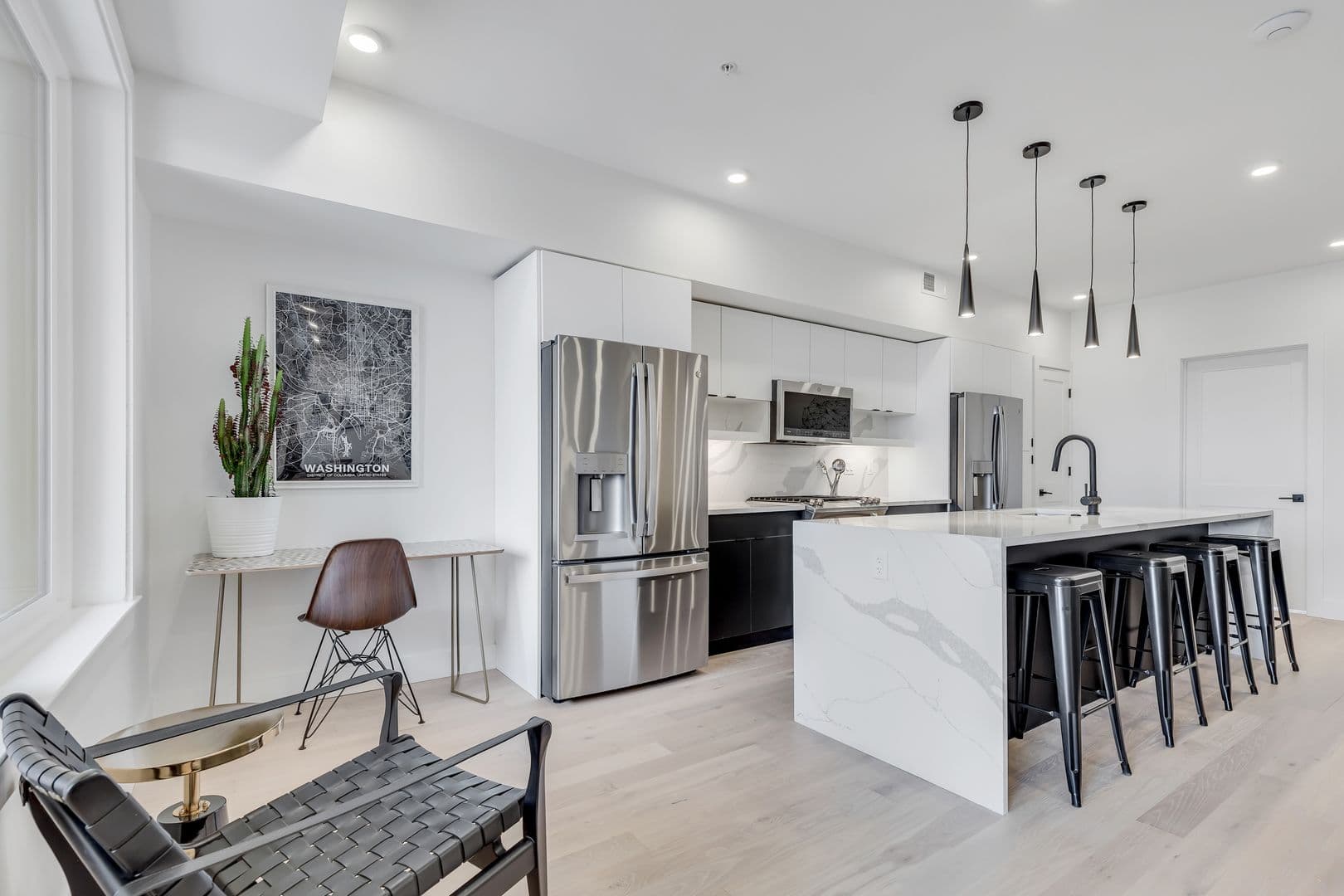 Washington Apartment: 331 15th St NE