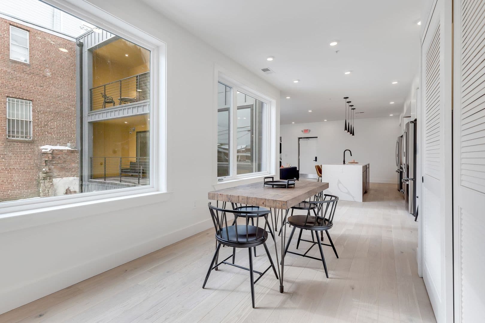 Washington Apartment: 331 15th St NE
