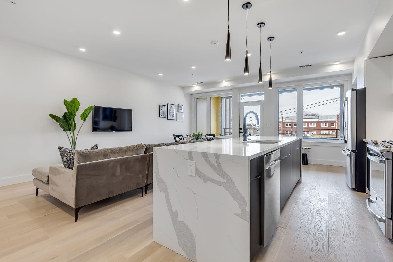 Washington Apartment: 331 15th St NE