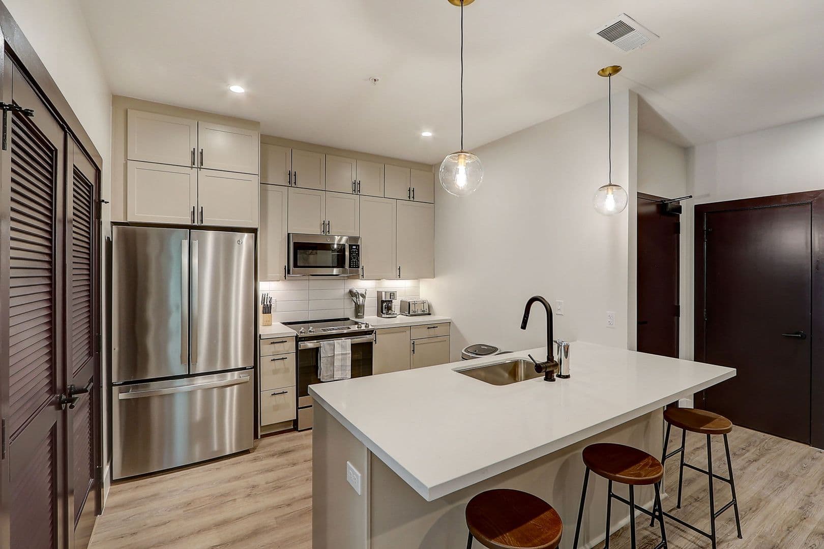 Washington Apartment: 225 Vine St NW