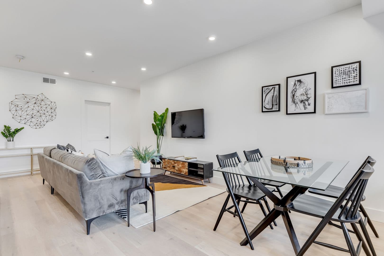 Washington Apartment: 331 15th St NE