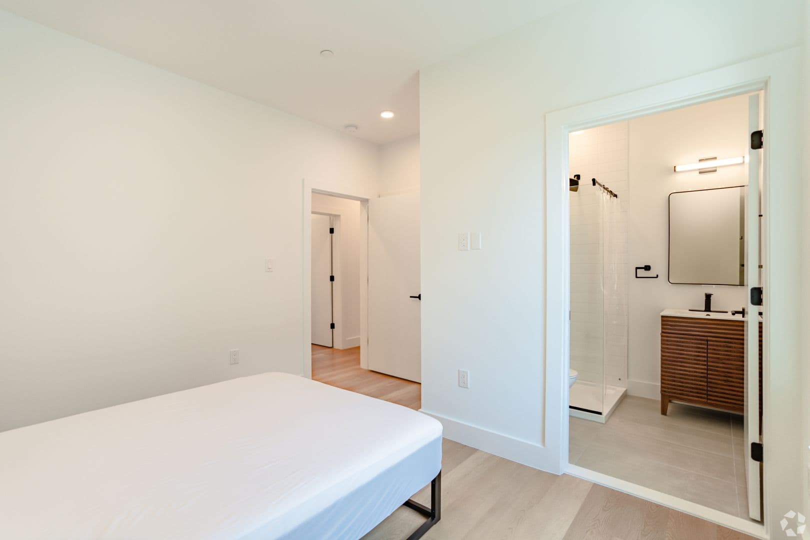 Washington Apartment: 1036 Newton St NE