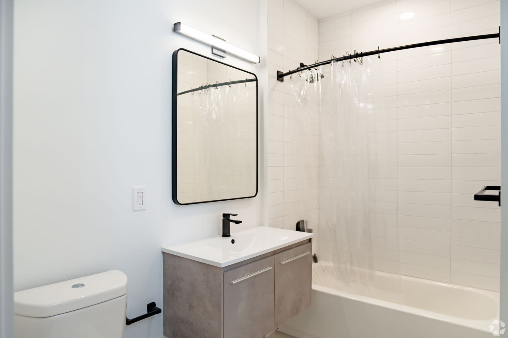Washington Apartment: 1036 Newton St NE