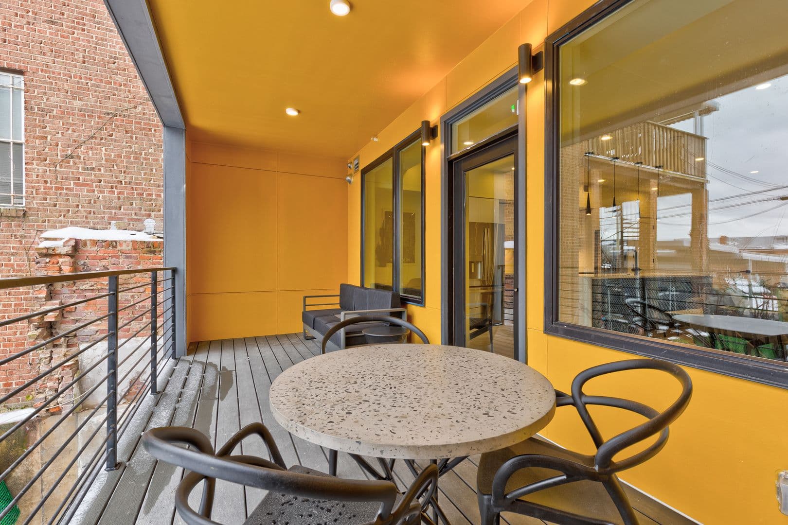Washington Apartment: 331 15th St NE