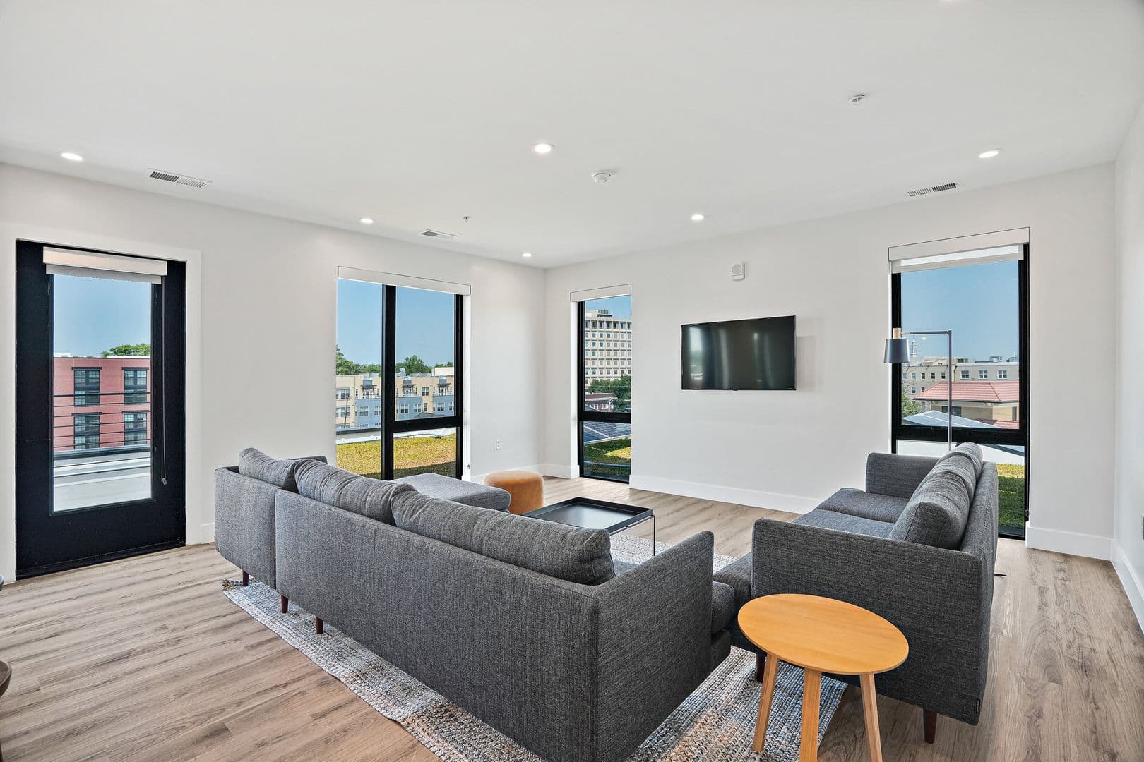 Washington Apartment: 225 Vine St NW