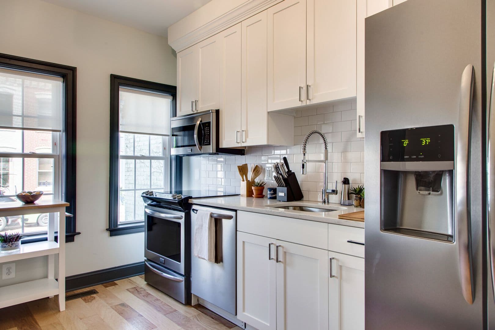 Washington Apartment: 410-412 Richardson PL NW