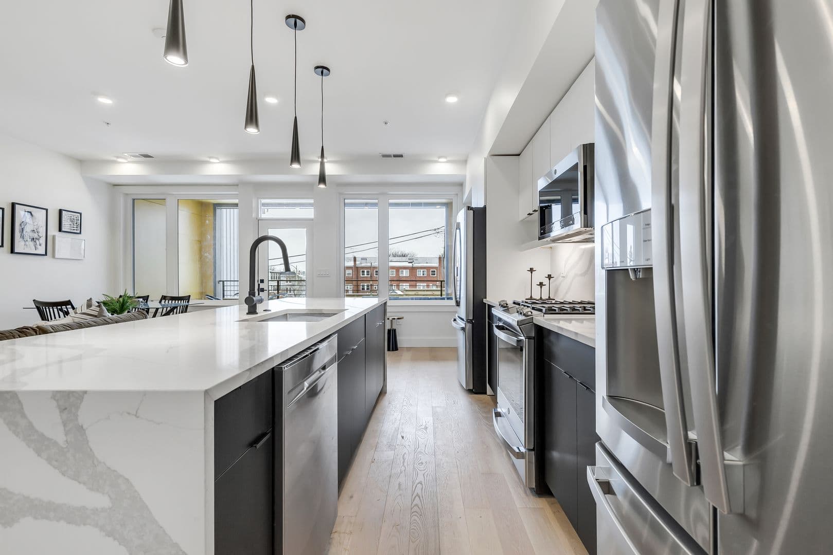 Washington Apartment: 331 15th St NE