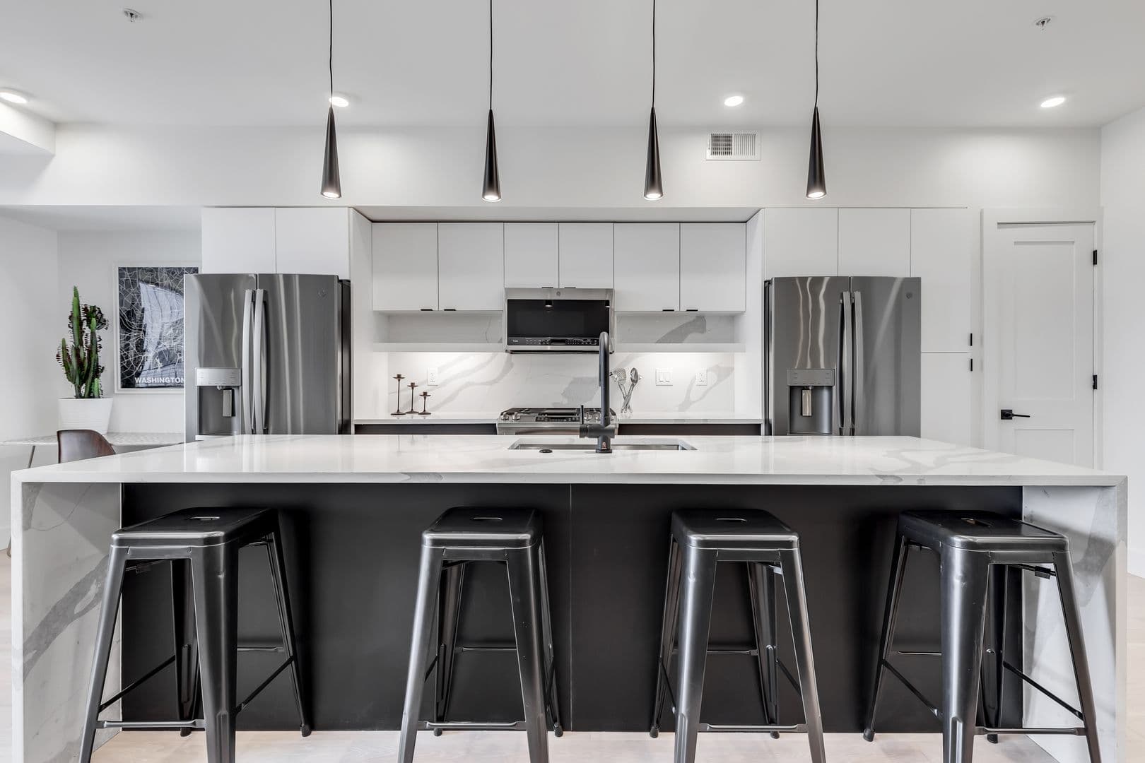 Washington Apartment: 331 15th St NE