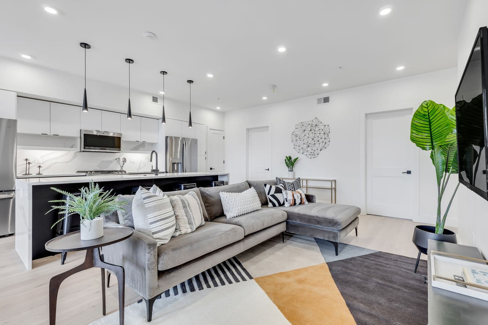 Washington Apartment: 331 15th St NE
