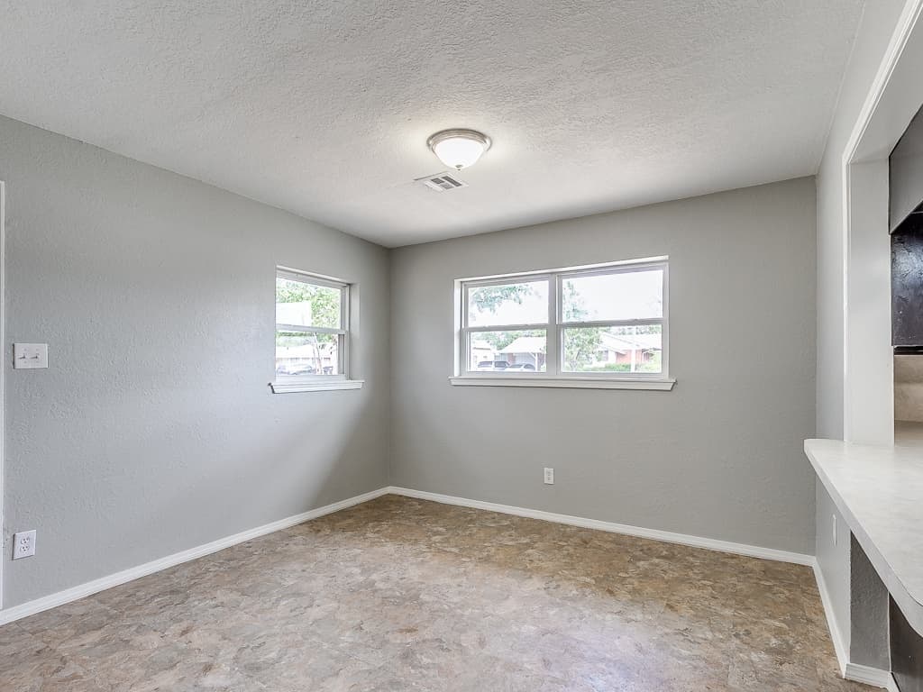 Moore House: 1323 N Nail Parkway