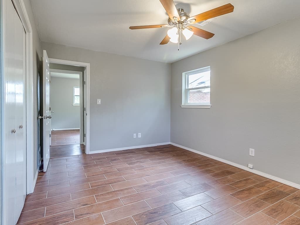 Moore House: 1323 N Nail Parkway