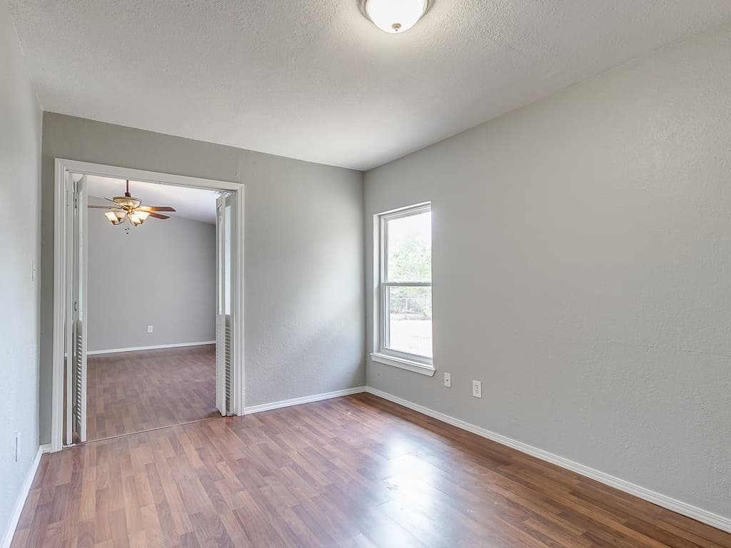 Moore House: 1323 N Nail Parkway