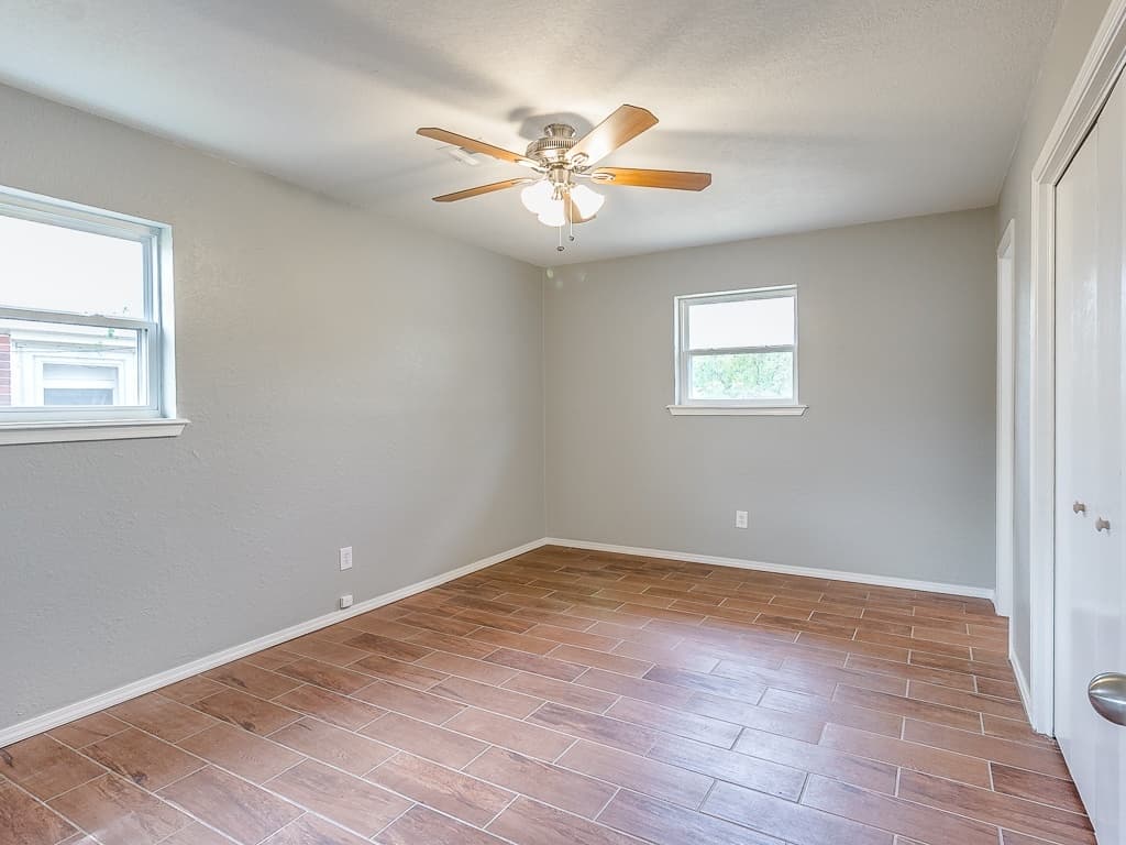 Moore House: 1323 N Nail Parkway