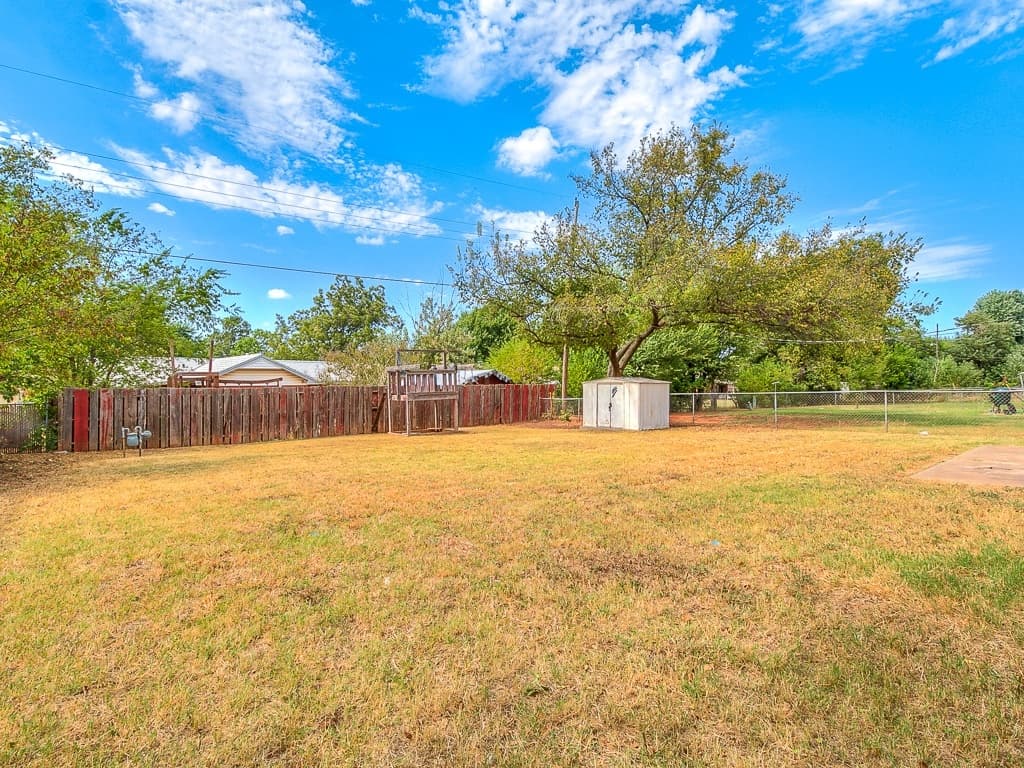 Moore House: 1323 N Nail Parkway
