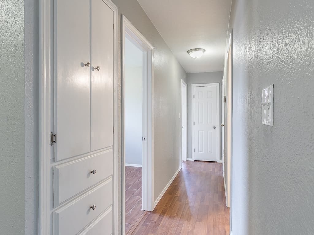 Moore House: 1323 N Nail Parkway