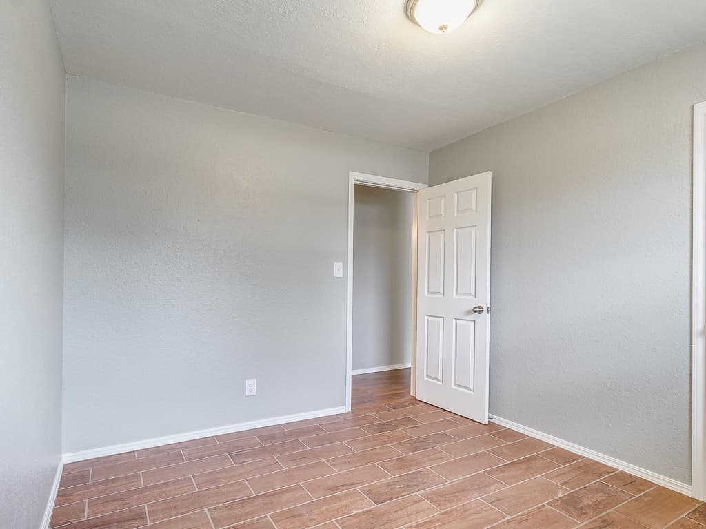 Moore House: 1323 N Nail Parkway