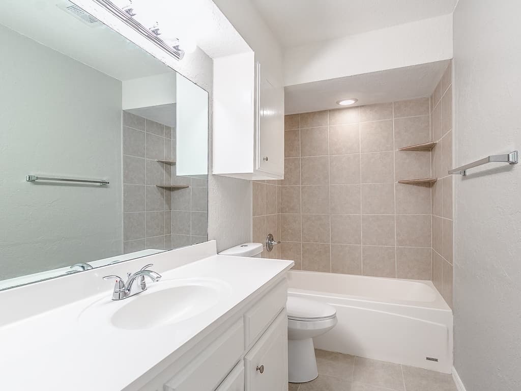Moore House: 1323 N Nail Parkway