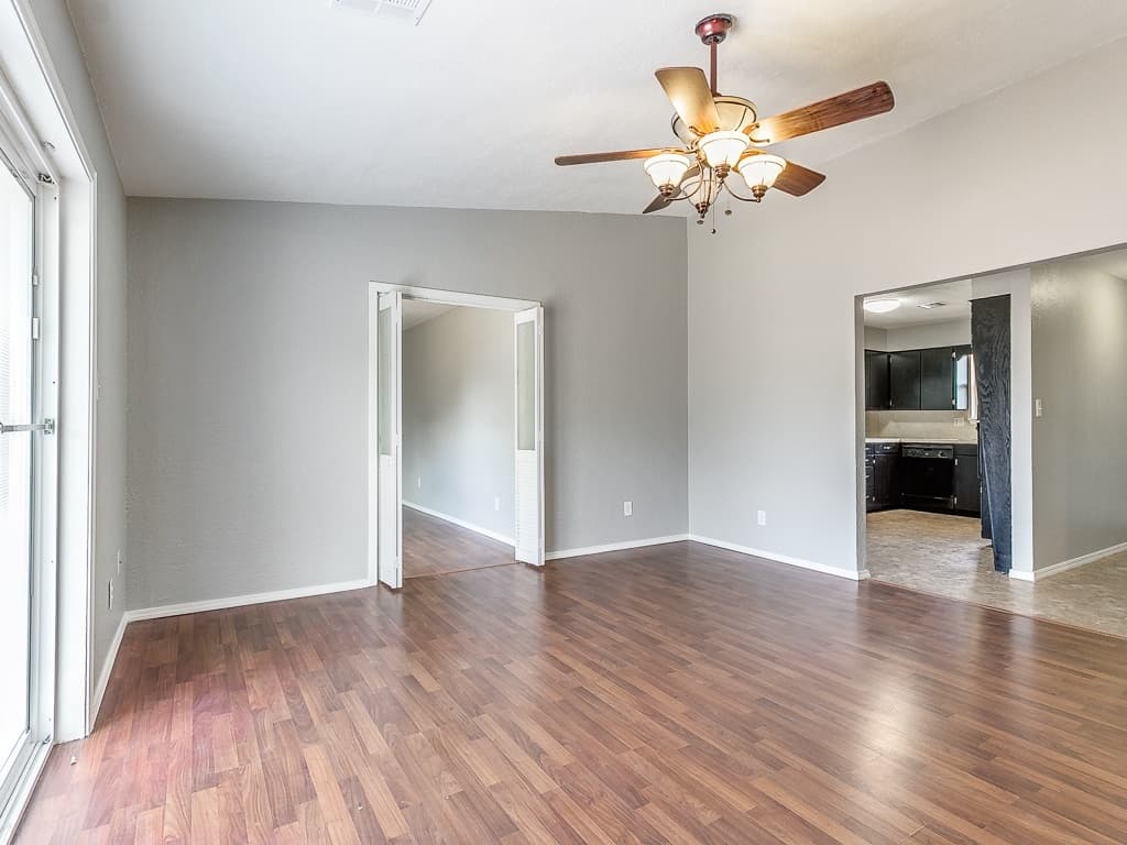 Moore House: 1323 N Nail Parkway