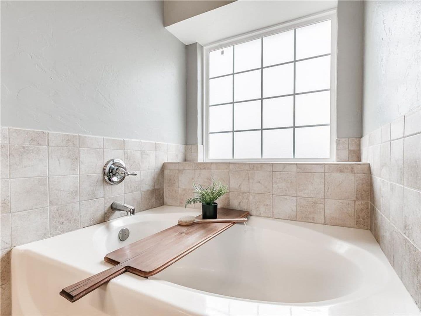 Norman House: 925 Eagle Cliff Drive