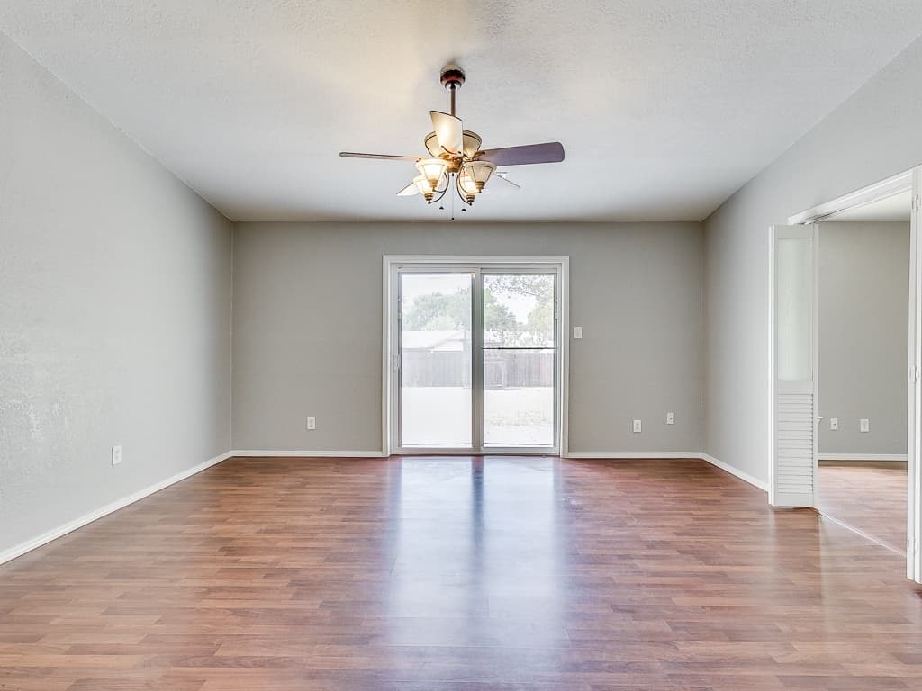 Moore House: 1323 N Nail Parkway