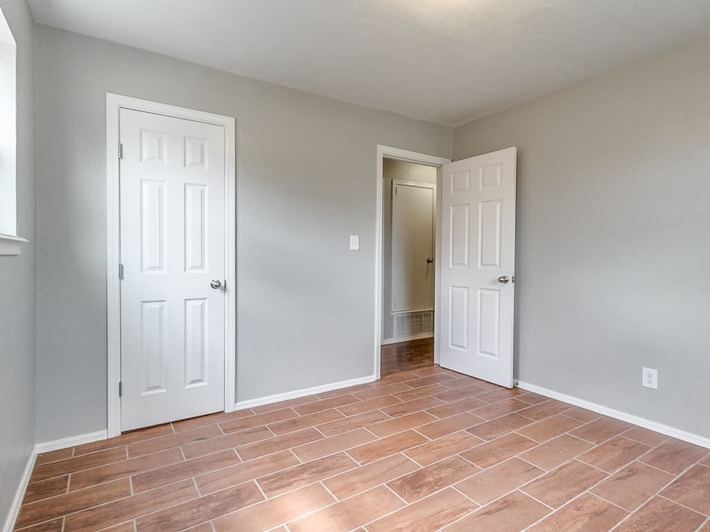 Moore House: 1323 N Nail Parkway
