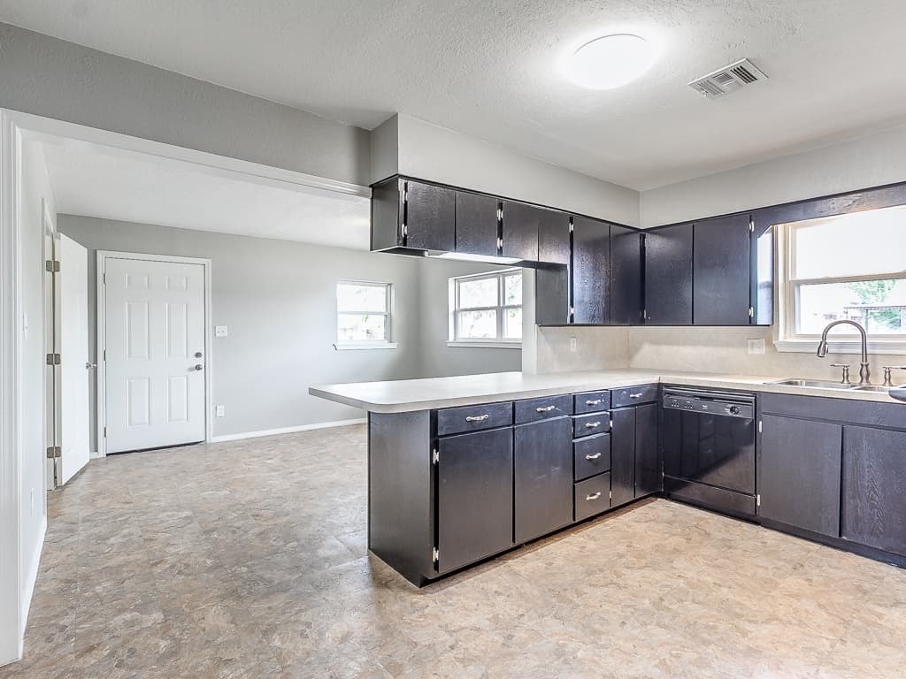 Moore House: 1323 N Nail Parkway