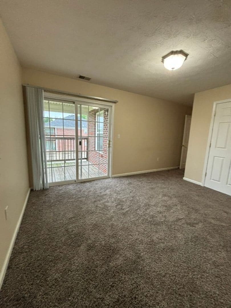 Radcliff Apartment: 101 Braxton Ct.