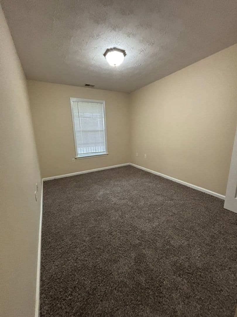 Radcliff Apartment: 101 Braxton Ct.