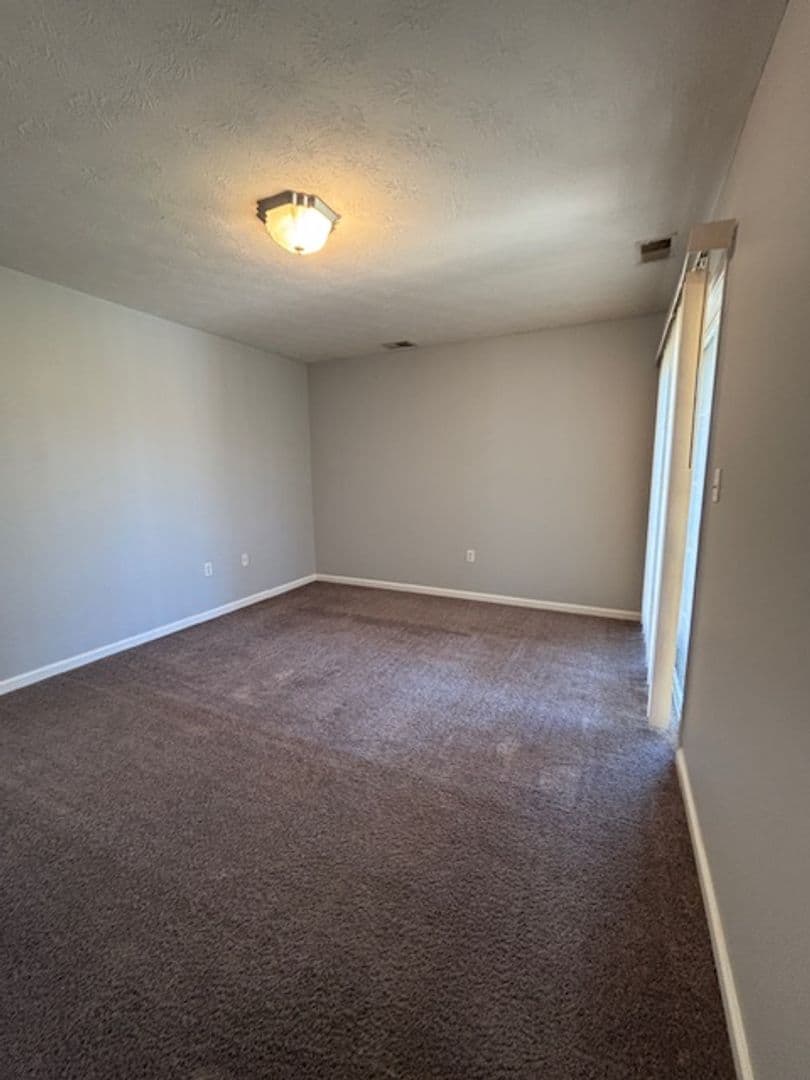 Radcliff Apartment: 109 Kenilworth Ct.