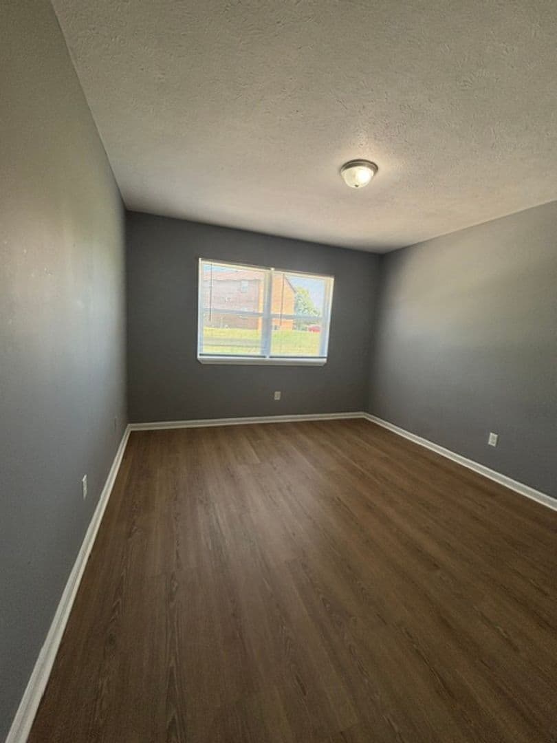 Radcliff Apartment: 433 Wood Creek Dr.