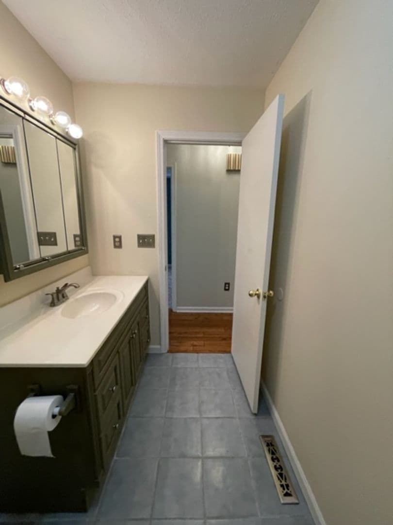 Vine Grove House: 350 Valley View Drive